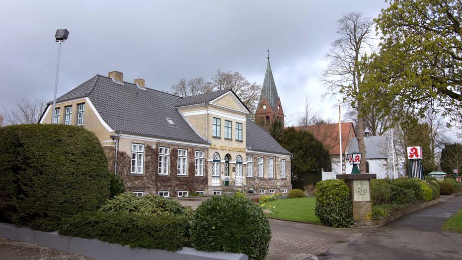 Apotheke und Kirche in Satrup (c) Clemensfranz via Wikipedia