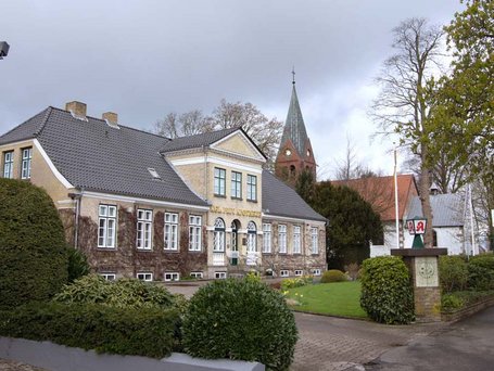 Apothek und Kirche in Satrup (c) Clemensfranz via Wikipedia