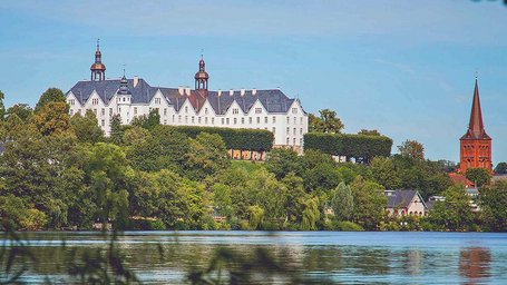 Plöner Schloss und Plöner See © Jalost Studios Plön