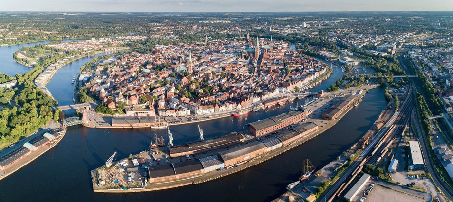  Lübecker Altstadt  Luftaufnahme der Altstadtinsel